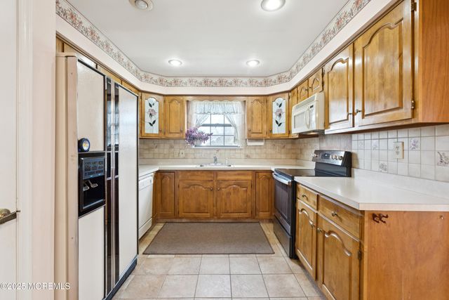 1 Suffolk Way, Marlboro, NJ 07746