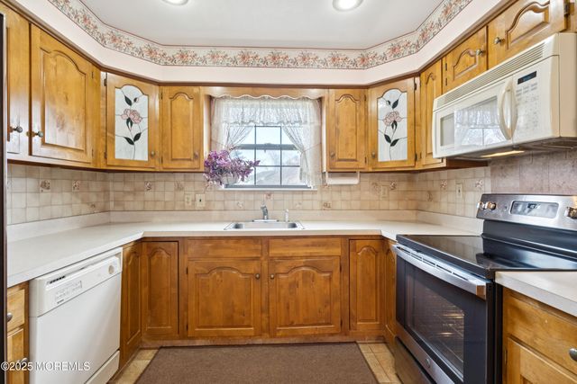 1 Suffolk Way, Marlboro, NJ 07746