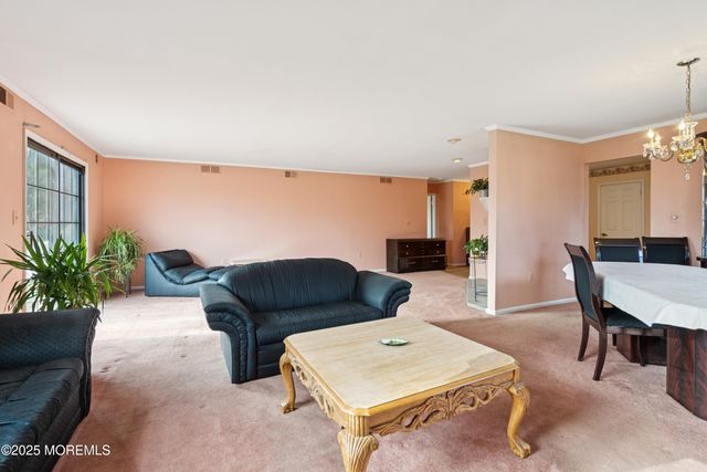 1 Suffolk Way, Marlboro, NJ 07746