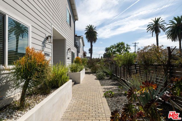 1135 Leighton Avenue, Los Angeles, CA 90037