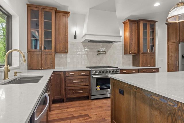 996 THOMAS TRAIL, Waupaca, WI 54981