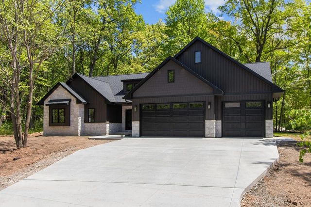 996 THOMAS TRAIL, Waupaca, WI 54981