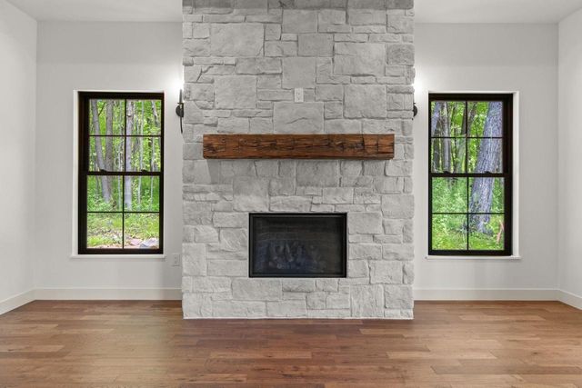 996 THOMAS TRAIL, Waupaca, WI 54981