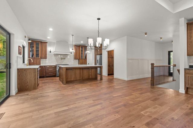 996 THOMAS TRAIL, Waupaca, WI 54981