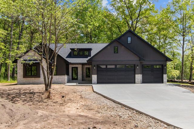996 THOMAS TRAIL, Waupaca, WI 54981