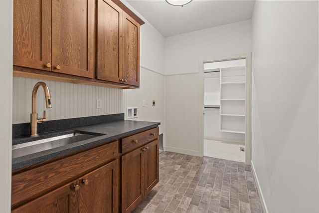 996 THOMAS TRAIL, Waupaca, WI 54981