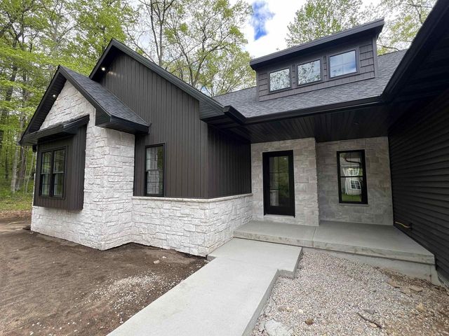 996 THOMAS TRAIL, Waupaca, WI 54981