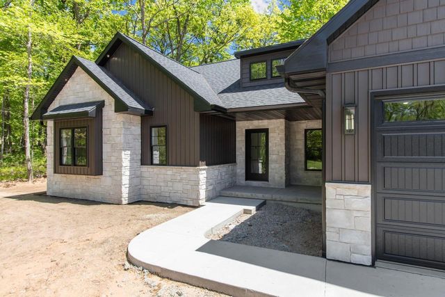 996 THOMAS TRAIL, Waupaca, WI 54981