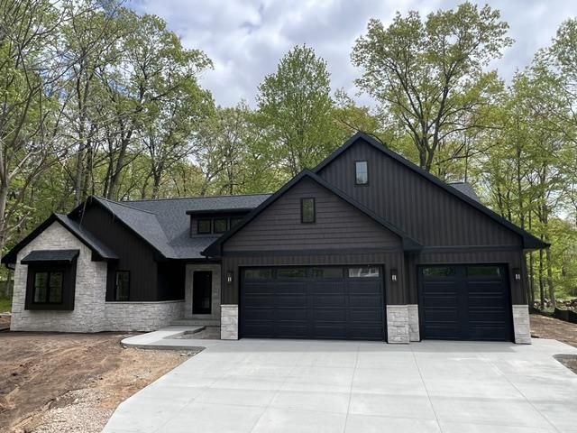 996 THOMAS TRAIL, Waupaca, WI 54981