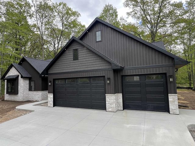 996 THOMAS TRAIL, Waupaca, WI 54981