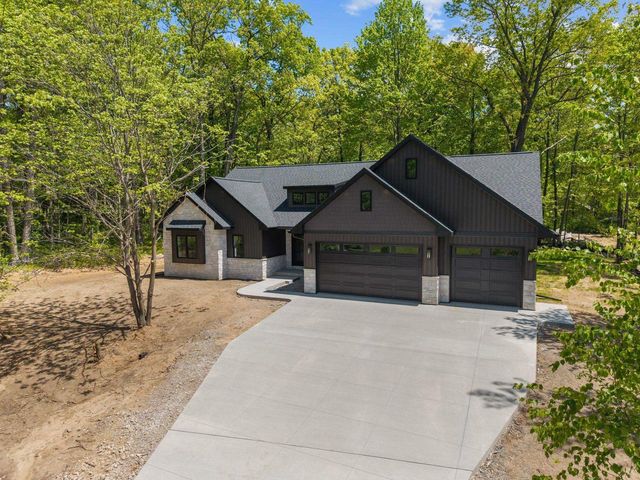 996 THOMAS TRAIL, Waupaca, WI 54981