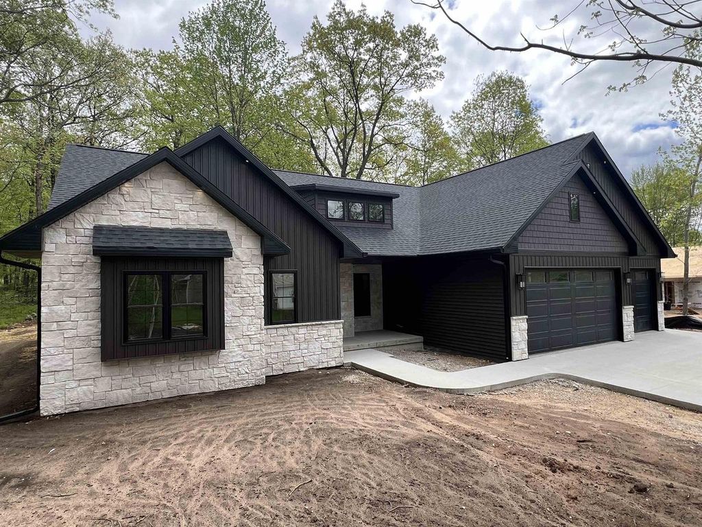 996 THOMAS TRAIL, Waupaca, WI 54981