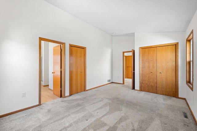 952 Moonlight Drive, Woodbury, MN 55125