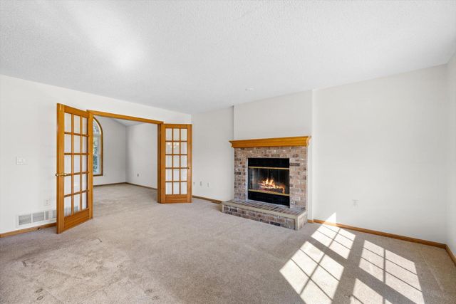952 Moonlight Drive, Woodbury, MN 55125