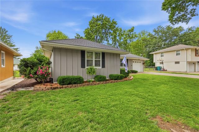 128 Karen Lane, Lansing, KS 66043