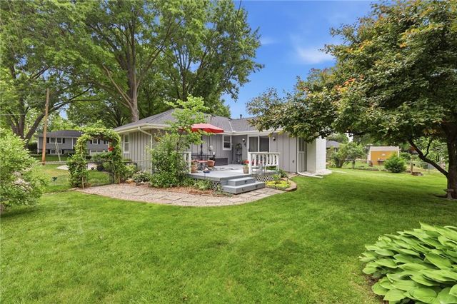 128 Karen Lane, Lansing, KS 66043