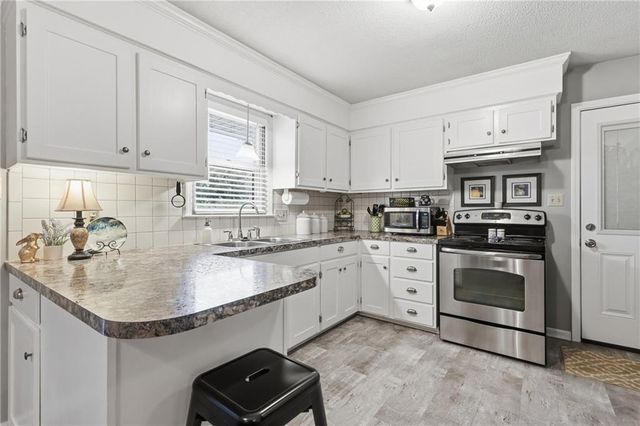 128 Karen Lane, Lansing, KS 66043