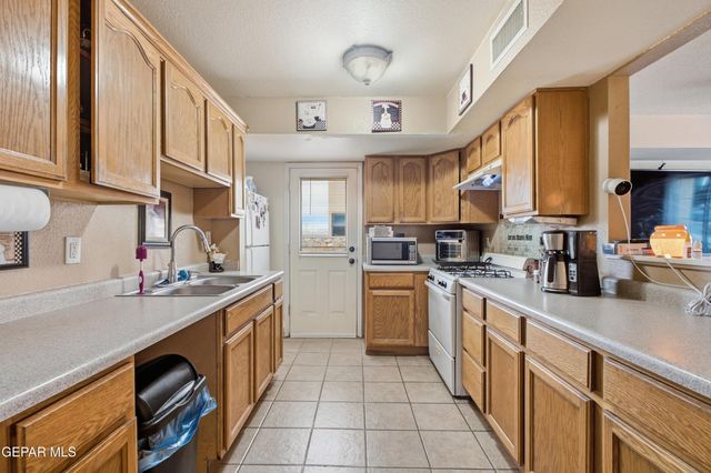 201 Sun View Lane, Horizon City, TX 79928