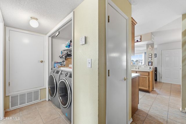 201 Sun View Lane, Horizon City, TX 79928