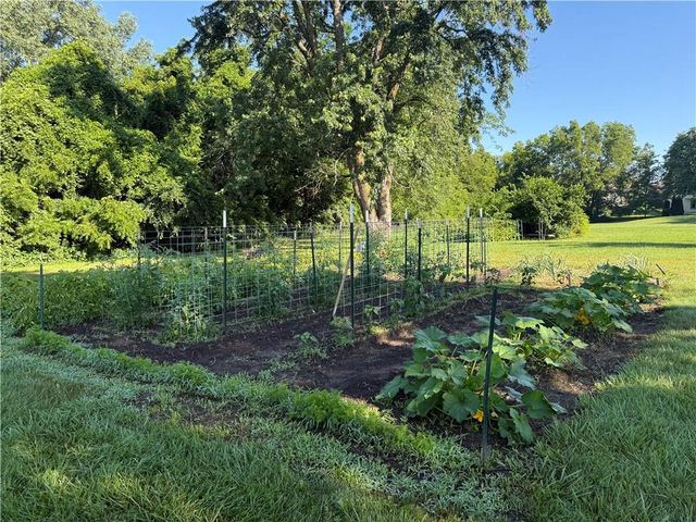 10300 W 164th Street, Overland Park, KS 66221