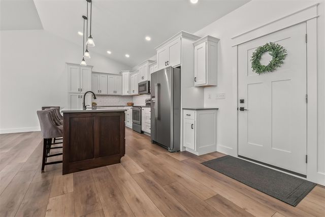 25 Hillsdale Commons Drive, Hillsdale, MI 49242