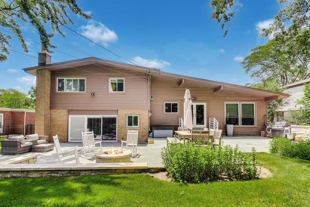 303 Charal Lane, Highland Park, IL 60035