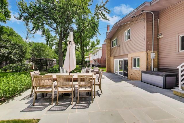 303 Charal Lane, Highland Park, IL 60035