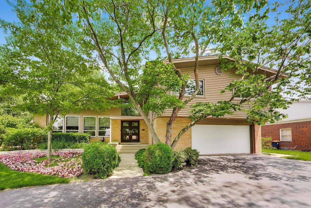 303 Charal Lane, Highland Park, IL 60035