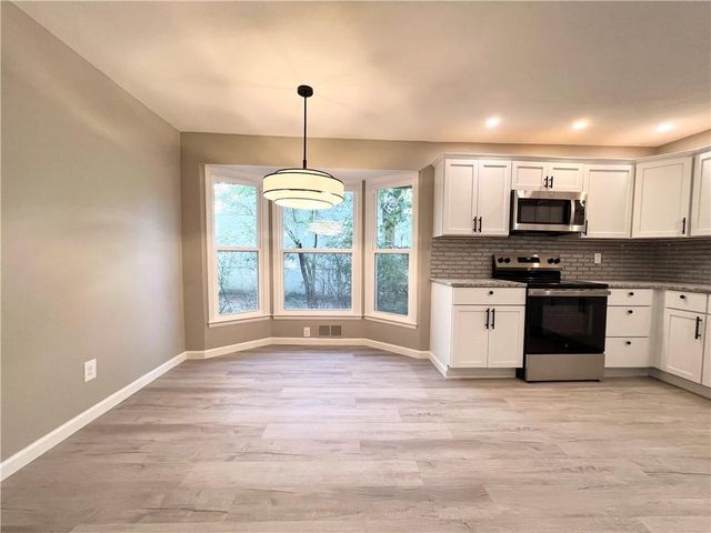 718 NE Mulberry Street, Lee's Summit, MO 64086