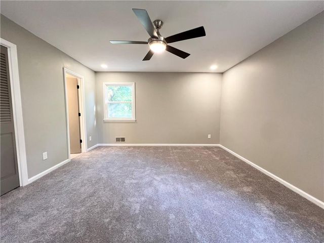 718 NE Mulberry Street, Lee's Summit, MO 64086