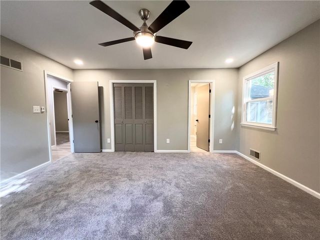 718 NE Mulberry Street, Lee's Summit, MO 64086