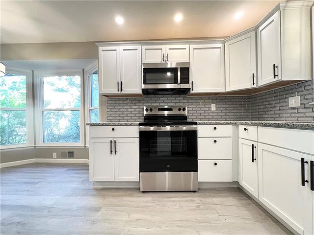 718 NE Mulberry Street, Lee's Summit, MO 64086