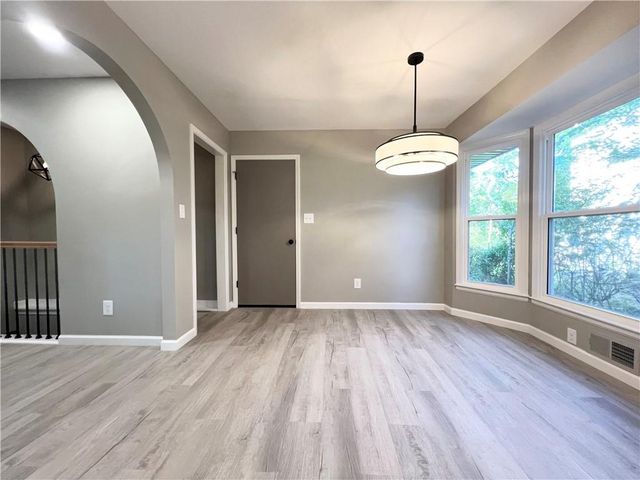 718 NE Mulberry Street, Lee's Summit, MO 64086