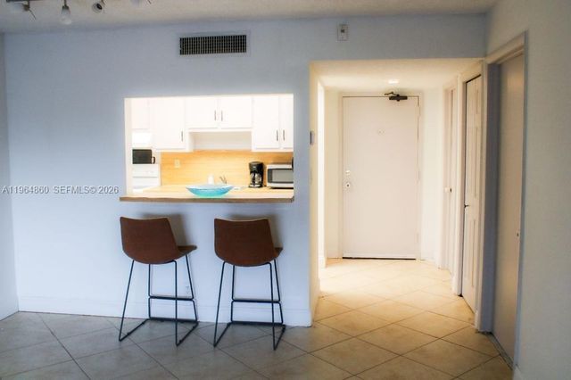 240 Lakeview Dr 306, Weston, FL 33326