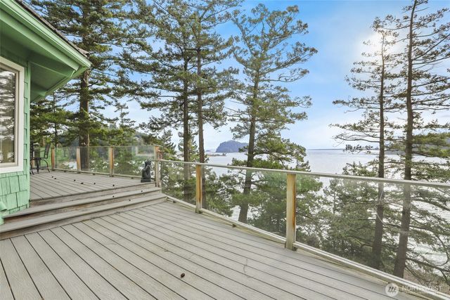 736 Tillamuk Drive, La Conner, WA 98257