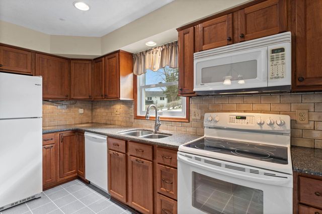 3170 Walnut Grove Lane N, Plymouth, MN 55447