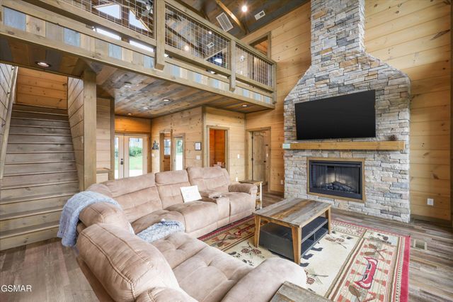 912 Piney Butt Way, Gatlinburg, TN 37738