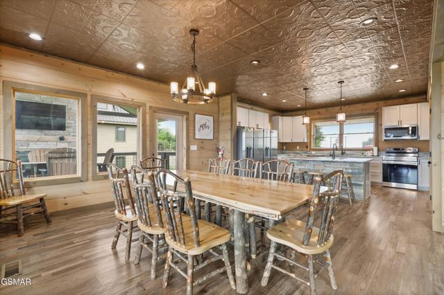 912 Piney Butt Way, Gatlinburg, TN 37738