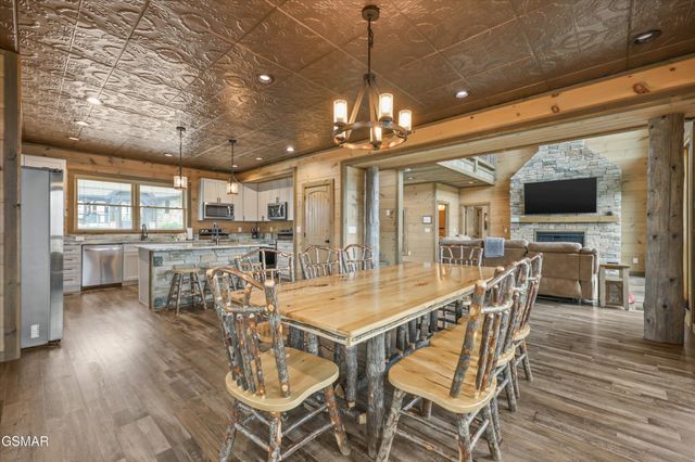 912 Piney Butt Way, Gatlinburg, TN 37738