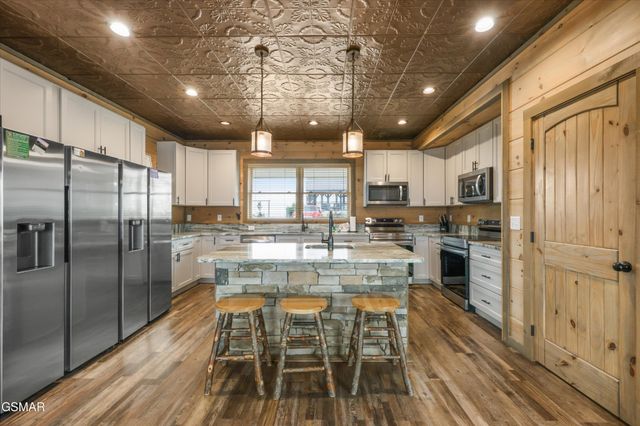 912 Piney Butt Way, Gatlinburg, TN 37738
