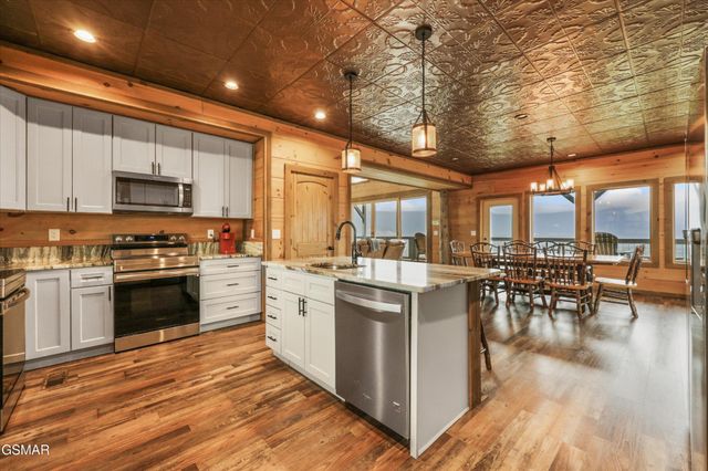 912 Piney Butt Way, Gatlinburg, TN 37738
