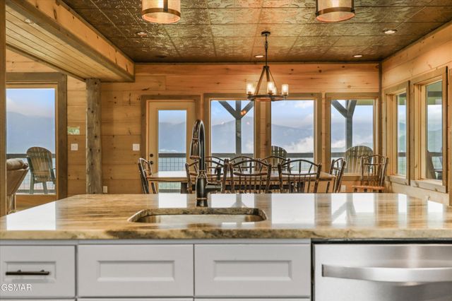 912 Piney Butt Way, Gatlinburg, TN 37738