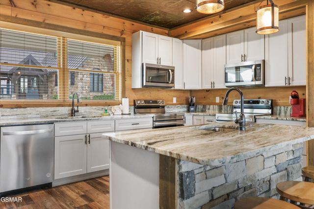 912 Piney Butt Way, Gatlinburg, TN 37738