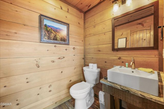 912 Piney Butt Way, Gatlinburg, TN 37738