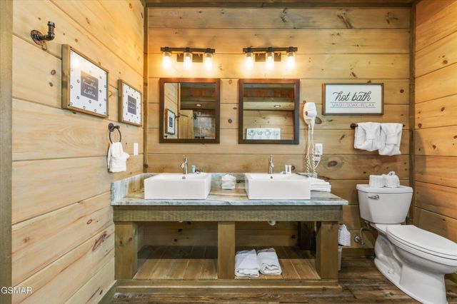 912 Piney Butt Way, Gatlinburg, TN 37738