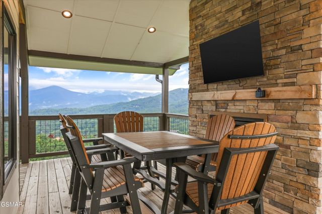 912 Piney Butt Way, Gatlinburg, TN 37738