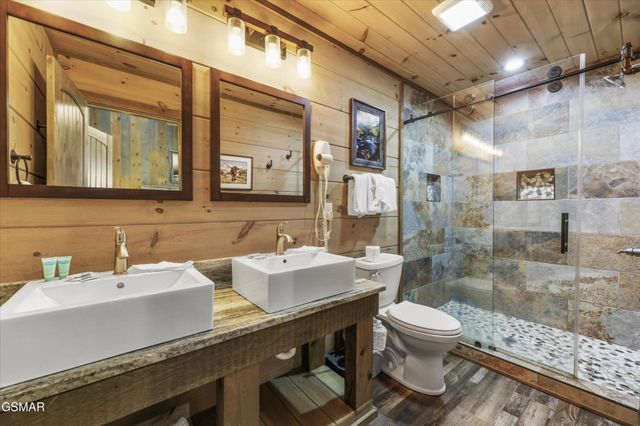 912 Piney Butt Way, Gatlinburg, TN 37738