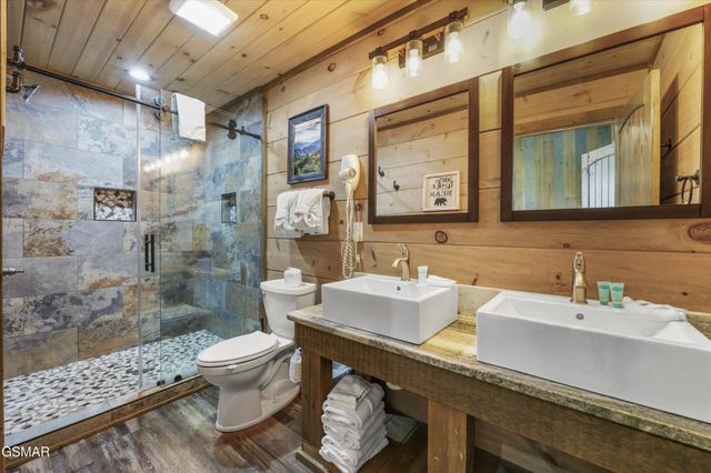912 Piney Butt Way, Gatlinburg, TN 37738