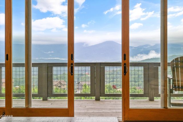 912 Piney Butt Way, Gatlinburg, TN 37738