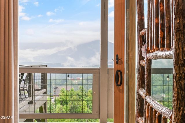 912 Piney Butt Way, Gatlinburg, TN 37738